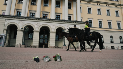 Folk legger ned blomster på Slottsplassen