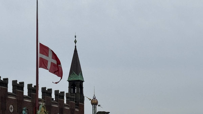 Danskene flagger på halv stang