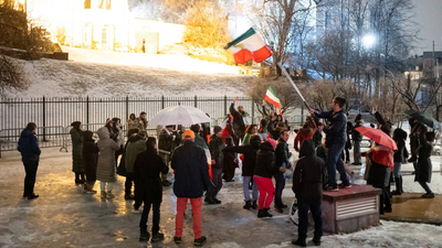 Sang og god stemning utenfor Irans ambassade i Oslo
