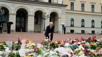 Støre la ned blomster på Slottsplassen
