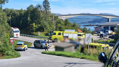Mann død etter alvorlig trafikkulykke i Herøy
