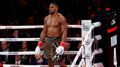 Anthony Joshua skadd i ei bilulukke