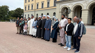 Muslimske ledere la ned blomster på Slottsplassen
