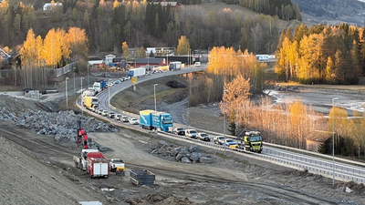 E6 delvis stengt etter sprengningsuhell – biler og vogntog må rygge